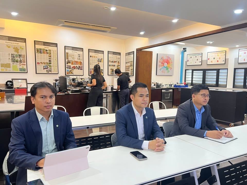 រាជធានីភ្នំពេញ៖ នៅព្រឹកថ្ងៃទី១៩ ខែធ្នូ ឆ្នាំ២០២៥ លោក ជួប រតនា ប្រធាននាយកដ្ឋានបណ្តុះបណ្តាលជំនាញវិជ្ជាជីវៈទេសចរណ៍ និងជាប្រធានលេខាធិការដ្ឋាន គ.ជ.អ.ទ. បានដឹកនាំមន្ត្រីជំនាញនៃនាយកដ្ឋាន ចុះពិនិត្យ និងជំរុញក