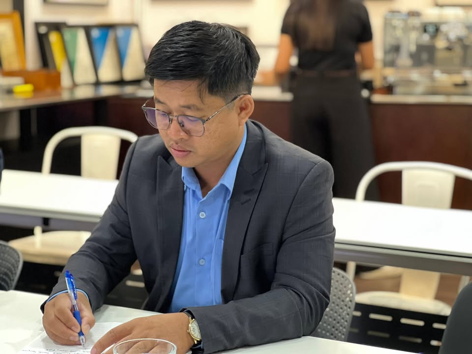 រាជធានីភ្នំពេញ៖ នៅព្រឹកថ្ងៃទី១៩ ខែធ្នូ ឆ្នាំ២០២៥ លោក ជួប រតនា ប្រធាននាយកដ្ឋានបណ្តុះបណ្តាលជំនាញវិជ្ជាជីវៈទេសចរណ៍ និងជាប្រធានលេខាធិការដ្ឋាន គ.ជ.អ.ទ. បានដឹកនាំមន្ត្រីជំនាញនៃនាយកដ្ឋាន ចុះពិនិត្យ និងជំរុញក