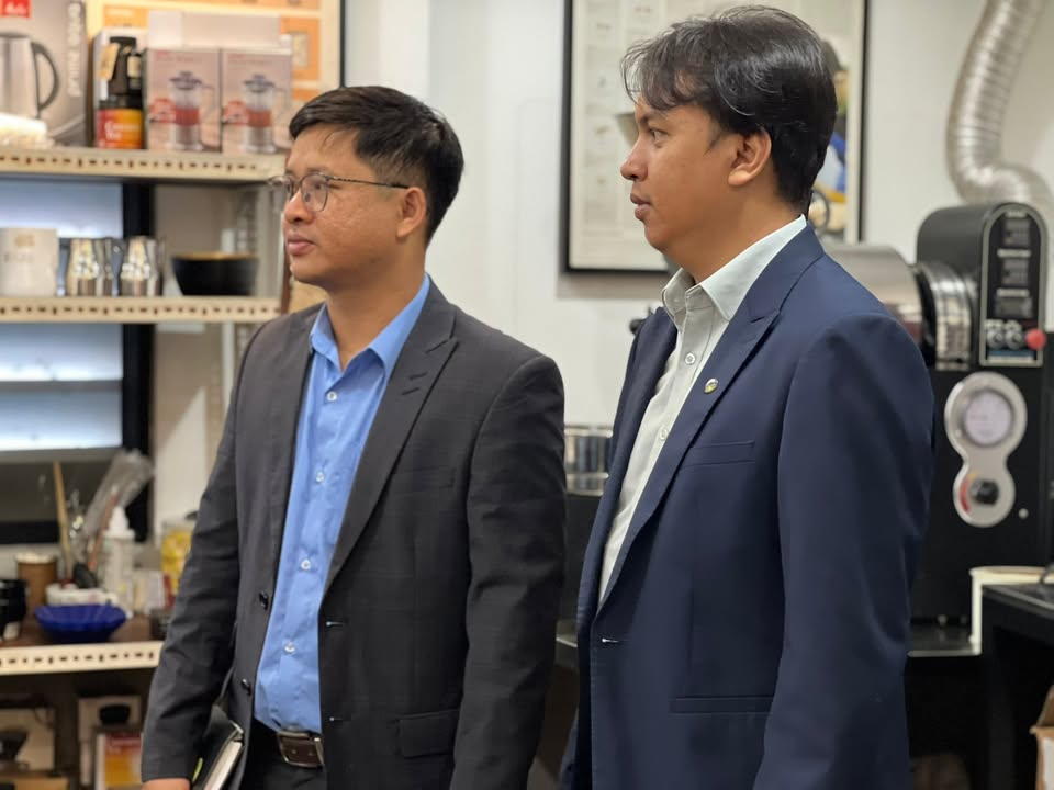 រាជធានីភ្នំពេញ៖ នៅព្រឹកថ្ងៃទី១៩ ខែធ្នូ ឆ្នាំ២០២៥ លោក ជួប រតនា ប្រធាននាយកដ្ឋានបណ្តុះបណ្តាលជំនាញវិជ្ជាជីវៈទេសចរណ៍ និងជាប្រធានលេខាធិការដ្ឋាន គ.ជ.អ.ទ. បានដឹកនាំមន្ត្រីជំនាញនៃនាយកដ្ឋាន ចុះពិនិត្យ និងជំរុញក