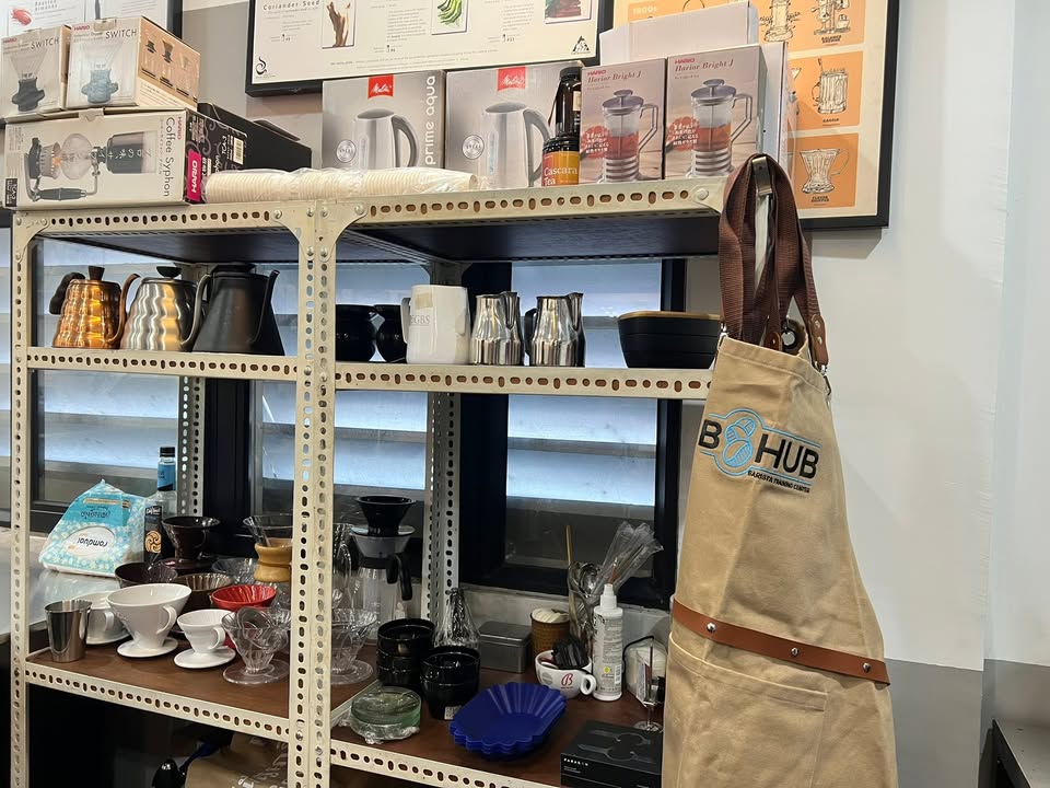 រាជធានីភ្នំពេញ៖ នៅព្រឹកថ្ងៃទី១៩ ខែធ្នូ ឆ្នាំ២០២៥ លោក ជួប រតនា ប្រធាននាយកដ្ឋានបណ្តុះបណ្តាលជំនាញវិជ្ជាជីវៈទេសចរណ៍ និងជាប្រធានលេខាធិការដ្ឋាន គ.ជ.អ.ទ. បានដឹកនាំមន្ត្រីជំនាញនៃនាយកដ្ឋាន ចុះពិនិត្យ និងជំរុញក