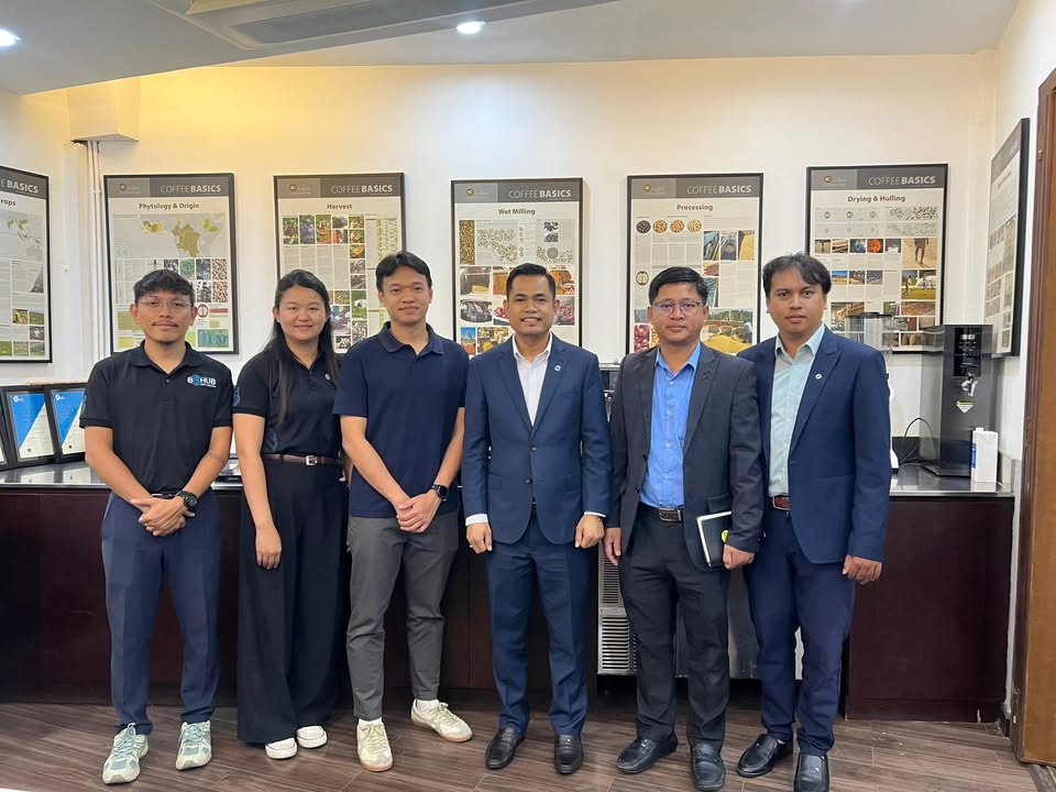 រាជធានីភ្នំពេញ៖ នៅព្រឹកថ្ងៃទី១៩ ខែធ្នូ ឆ្នាំ២០២៥ លោក ជួប រតនា ប្រធាននាយកដ្ឋានបណ្តុះបណ្តាលជំនាញវិជ្ជាជីវៈទេសចរណ៍ និងជាប្រធានលេខាធិការដ្ឋាន គ.ជ.អ.ទ. បានដឹកនាំមន្ត្រីជំនាញនៃនាយកដ្ឋាន ចុះពិនិត្យ និងជំរុញក