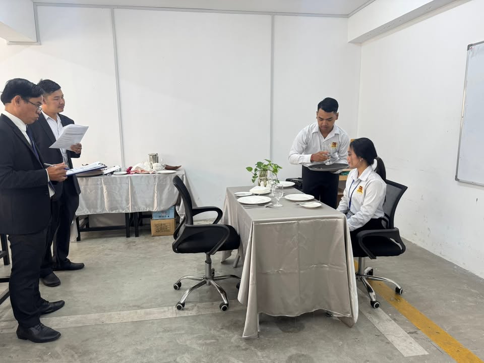 ក្រសួងទេសចរណ៍ចុះត្រួតពិនិត្យគុណភាពបណ្តុះបណ្តាល និងដំណើរការធ្វើតេស្តសមត្ថភាពបញ្ចប់ការសិក្សាថ្នាក់សញ្ញាបត្របច្ចេកទេស និងវិជ្ជាជីវៈ ៣ ជំនាន់ទី ៧ ឆ្នាំសិក្សា ២០២៤-២០២៥ របស់សាលាទេសចរណ៍ និងបដិសណ្ឋារកិច្ច វី